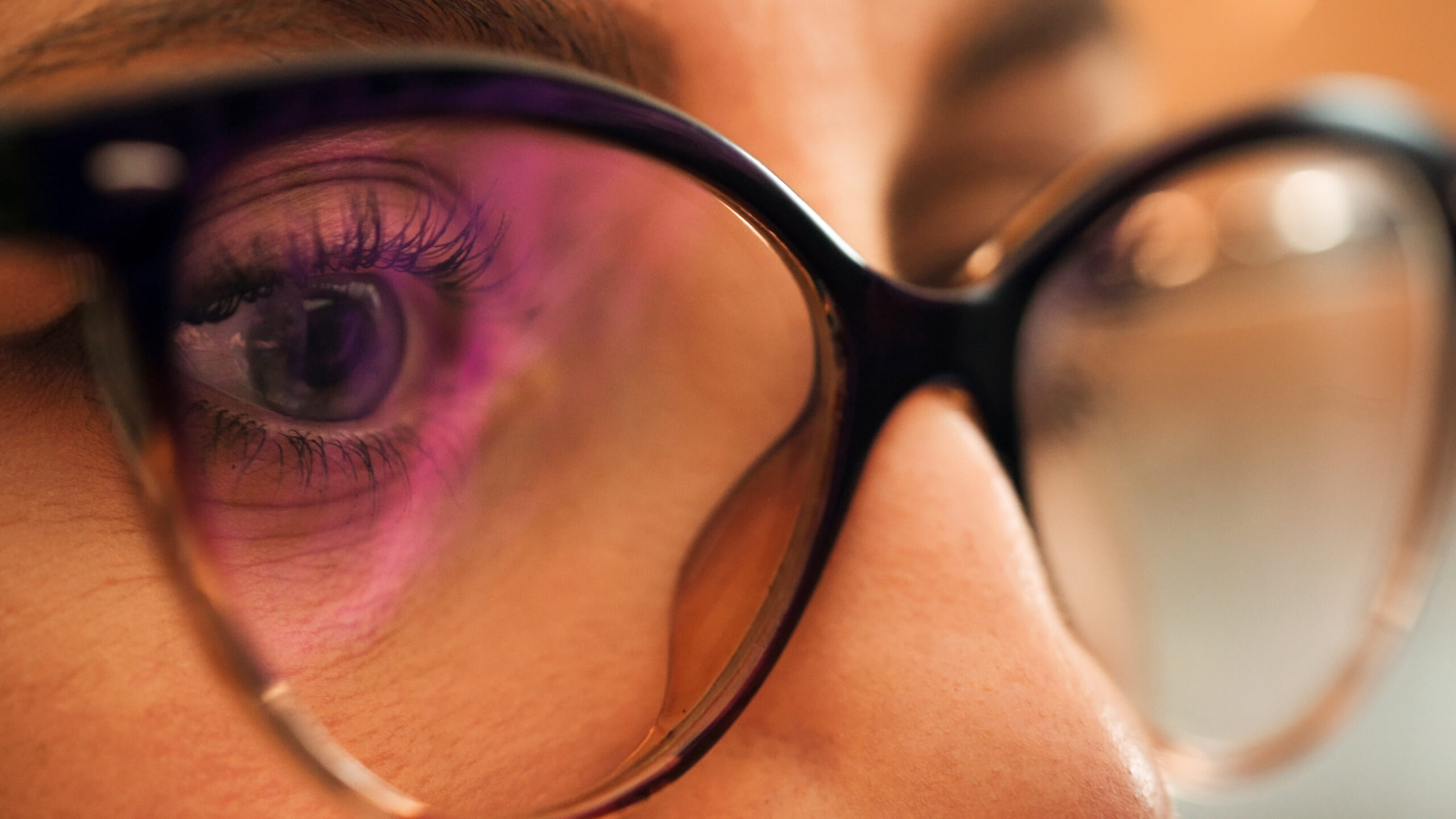 Female macro glasses with a PC reflection
